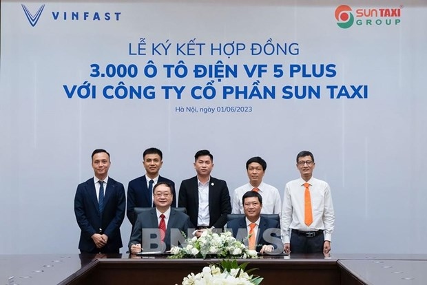 sun taxi signs deal to buy 3,000 vinfast electric cars picture 1