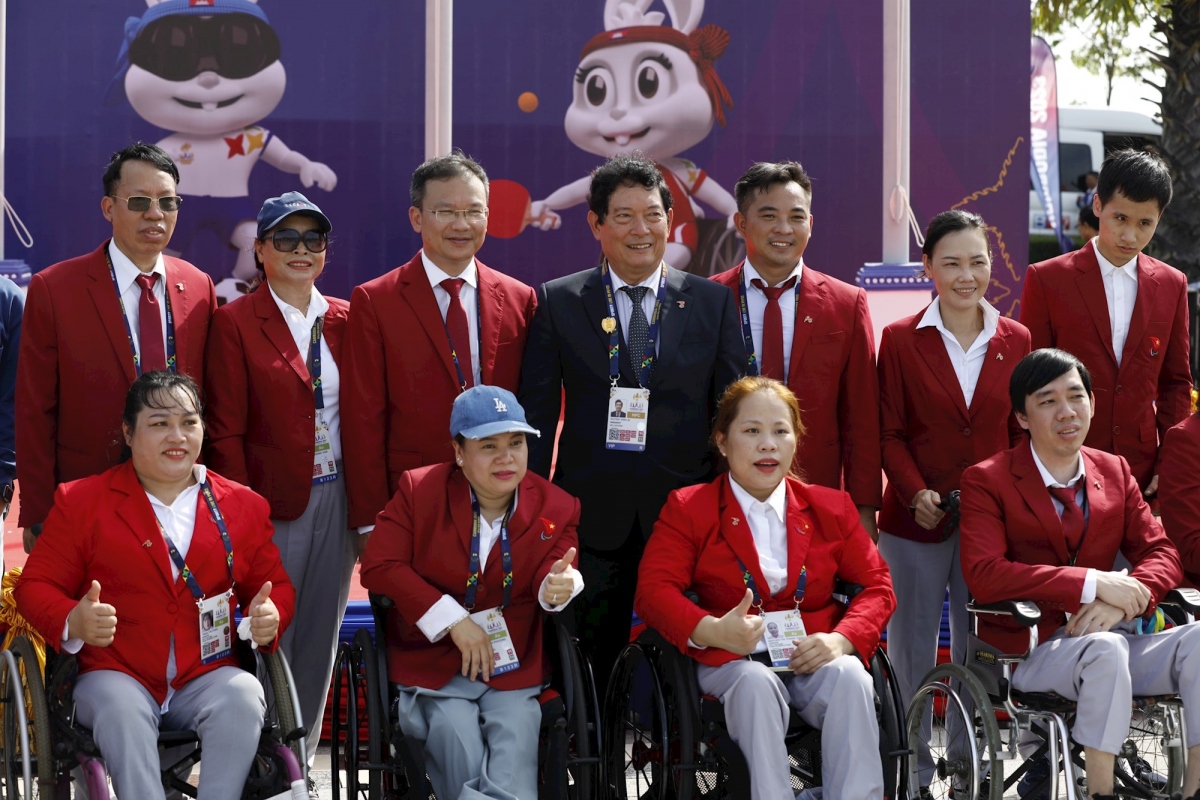 vietnam team attends asean para games 12 flag-raising ceremony picture 1
