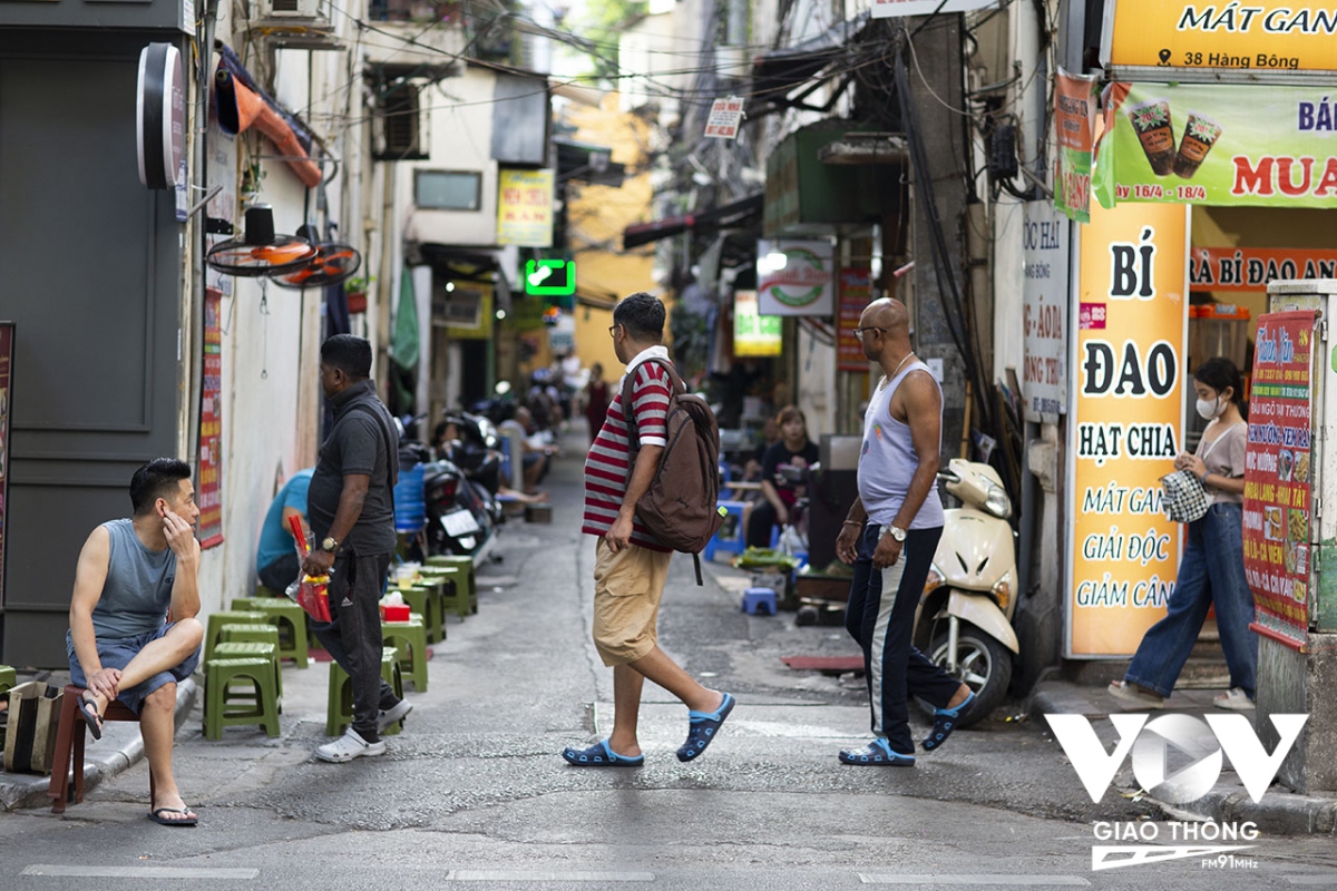 du khach nuoc ngoai lai thoai mai tham thu pho co ha noi hinh anh 15