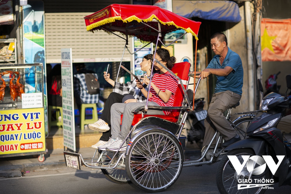 du khach nuoc ngoai lai thoai mai tham thu pho co ha noi hinh anh 1