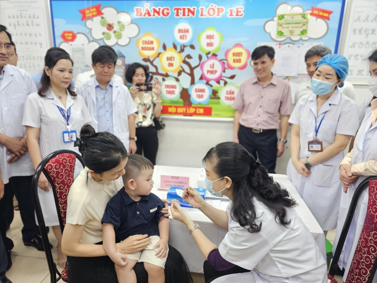 Bộ trưởng Bộ Y tế kiểm tra chiến dịch bổ sung Vitamin A tại Hà Nội
