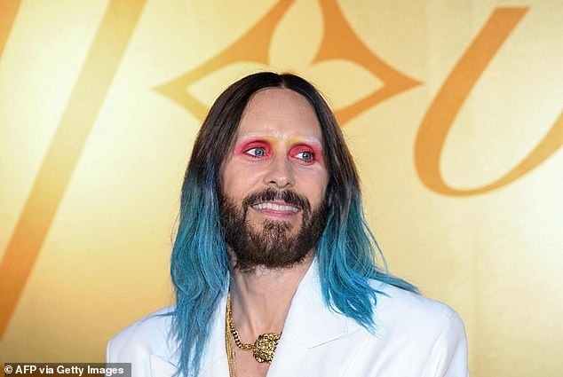 jared leto chiem tron spotlight voi phong cach lap di tai su kien cua louis vuitton hinh anh 2