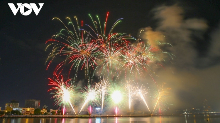 french, canadian teams compete at da nang fireworks festival picture 1