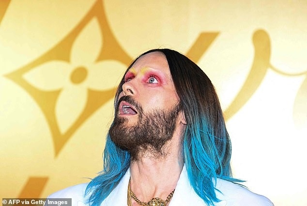 jared leto chiem tron spotlight voi phong cach lap di tai su kien cua louis vuitton hinh anh 6