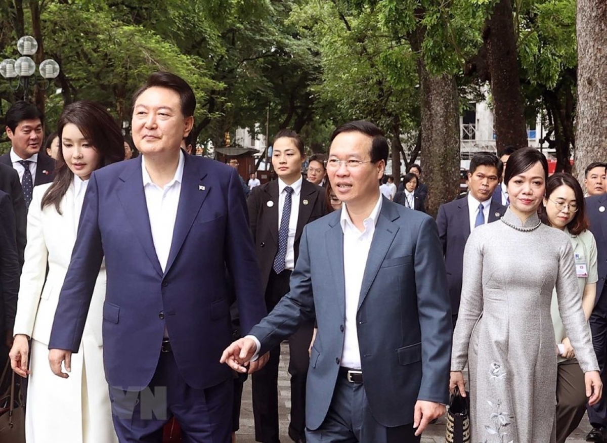 vietnam and rok presidents stroll around hoan kiem lake picture 4