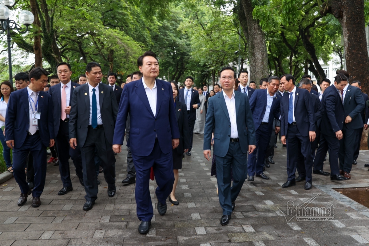vietnam and rok presidents stroll around hoan kiem lake picture 5