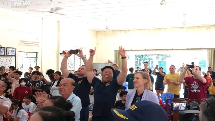 The sailors join with the representative of the US Consulate General in Ho Chi Minh City to take part in a range of interesting activities alongside the children of the Da Nang Village of Hope