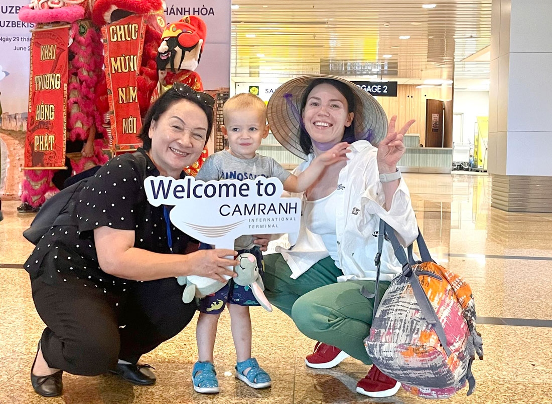 khanh hoa welcomes visitors on first charter flight from uzbekistan picture 1