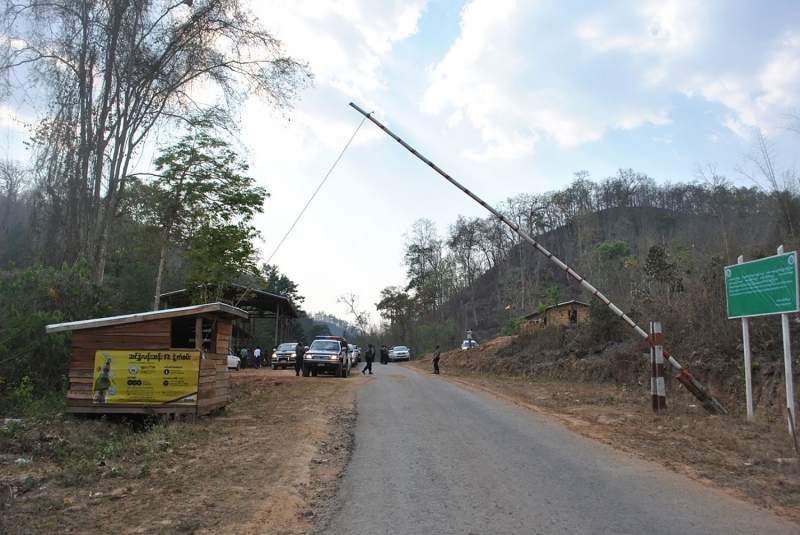 Hàng nghìn người Myanmar vượt biên sang Thái Lan lánh nạn