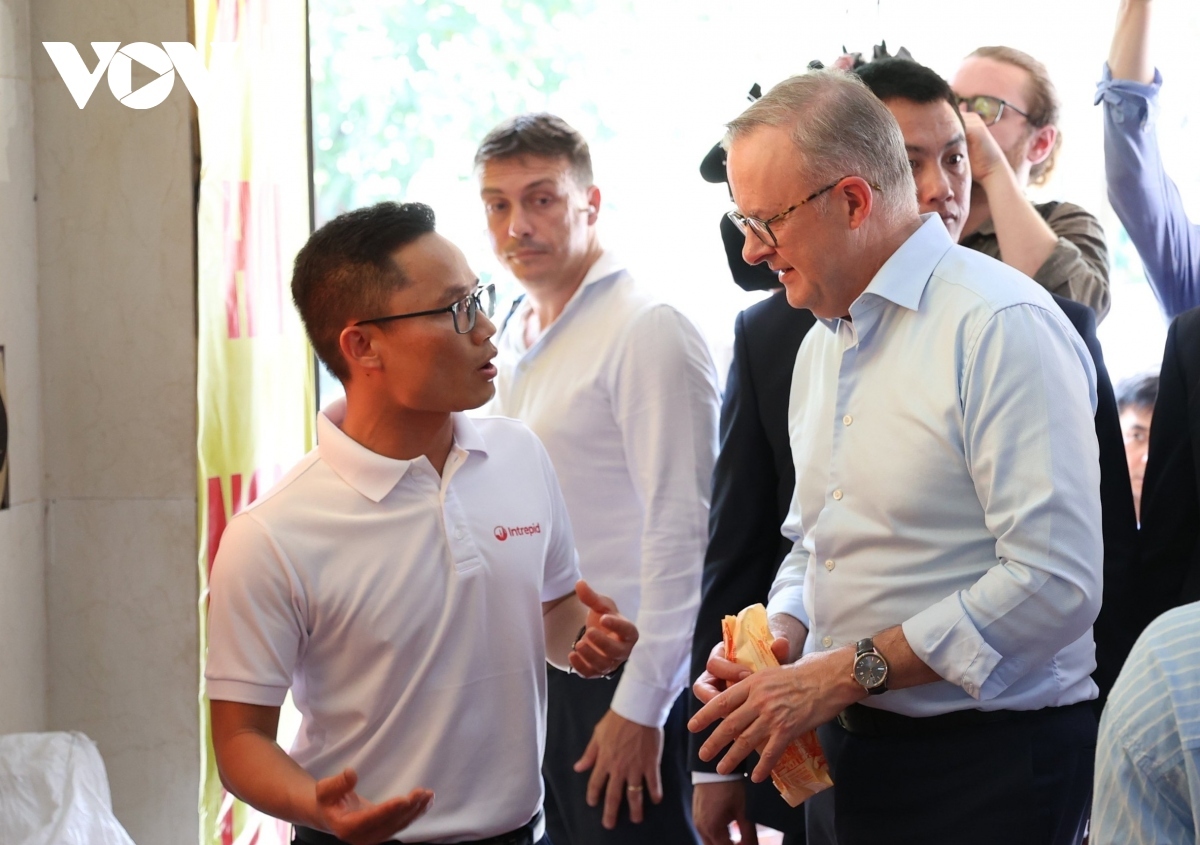 australian pm samples bia hoi on first day in hanoi picture 1