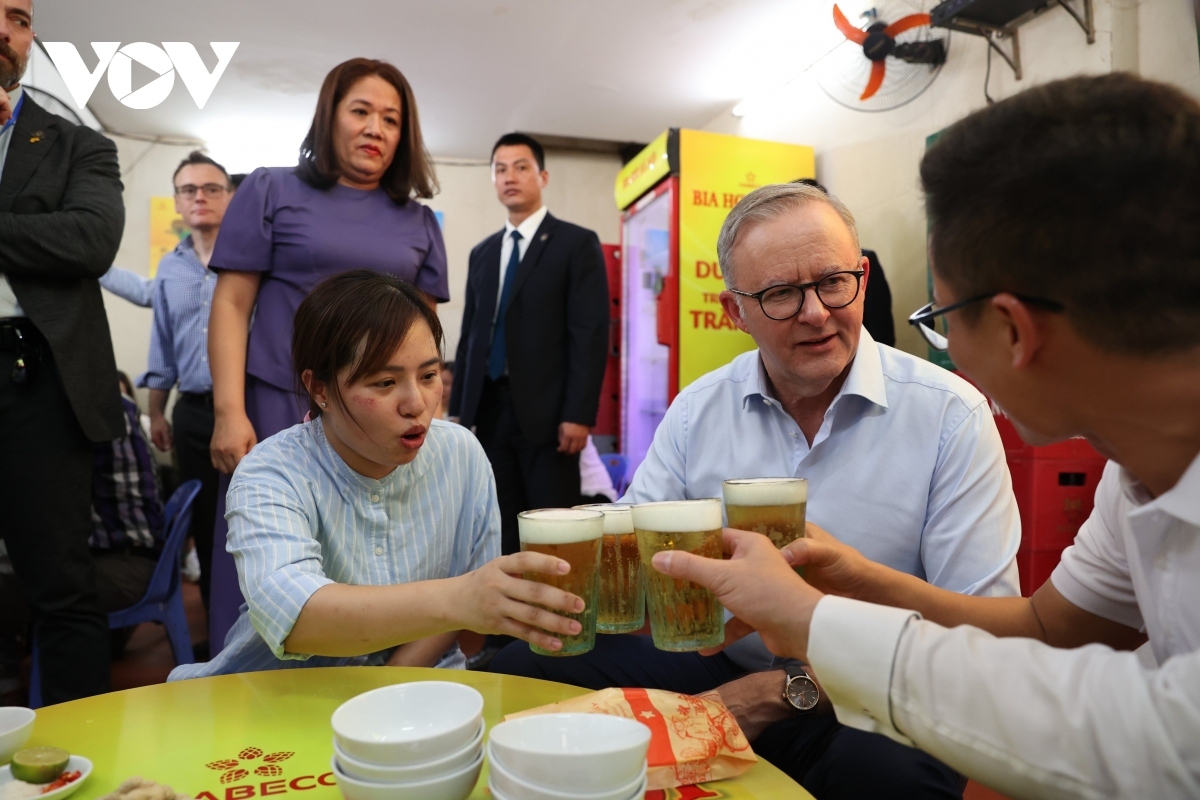 australian pm samples bia hoi on first day in hanoi picture 3