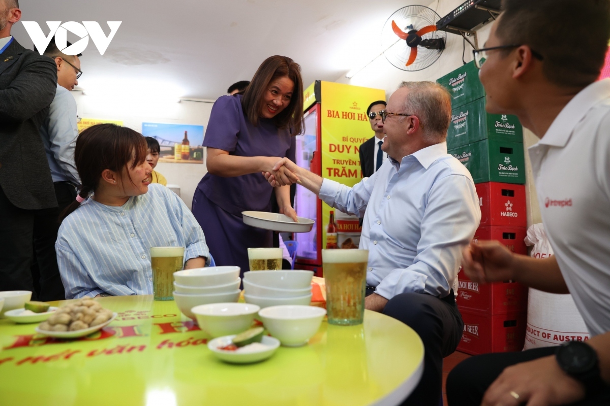 australian pm samples bia hoi on first day in hanoi picture 5