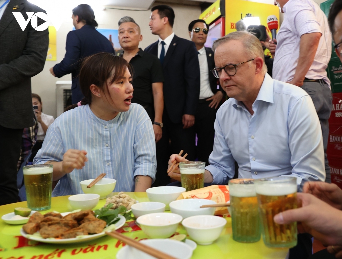 australian pm samples bia hoi on first day in hanoi picture 6