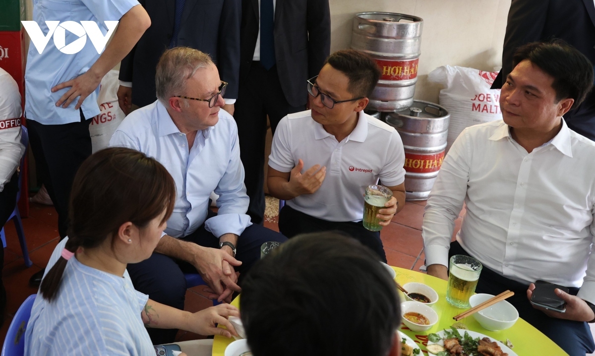 australian pm samples bia hoi on first day in hanoi picture 7
