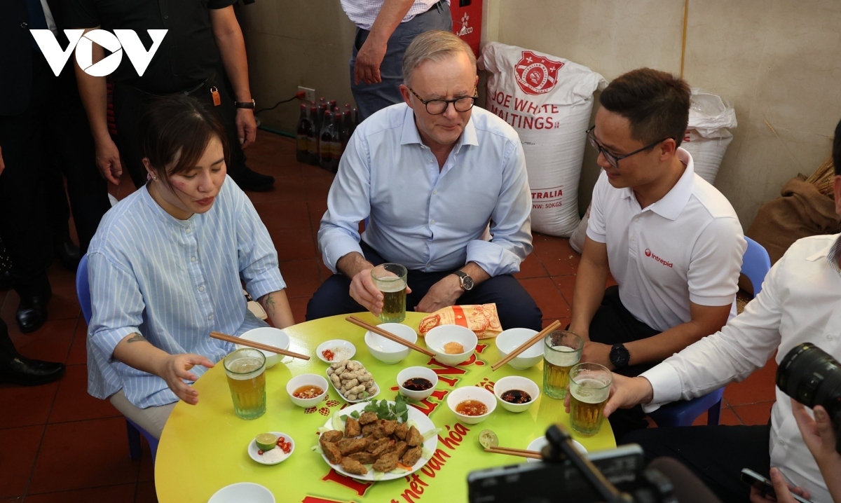 australian pm samples bia hoi on first day in hanoi picture 8
