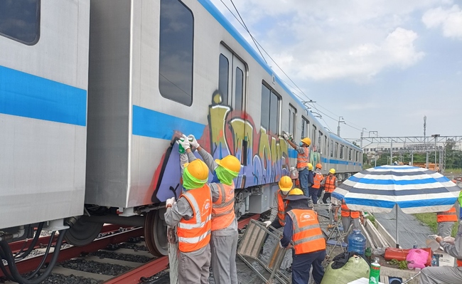 Công an TP.HCM xác định người vẽ bậy lên tàu Metro số 1