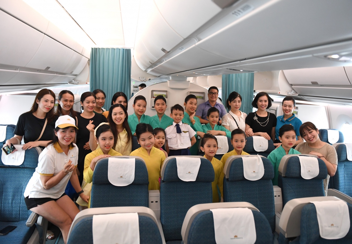 chuyen bay dac biet cua vietnam airlines voi phi hanh doan nhi hinh anh 13