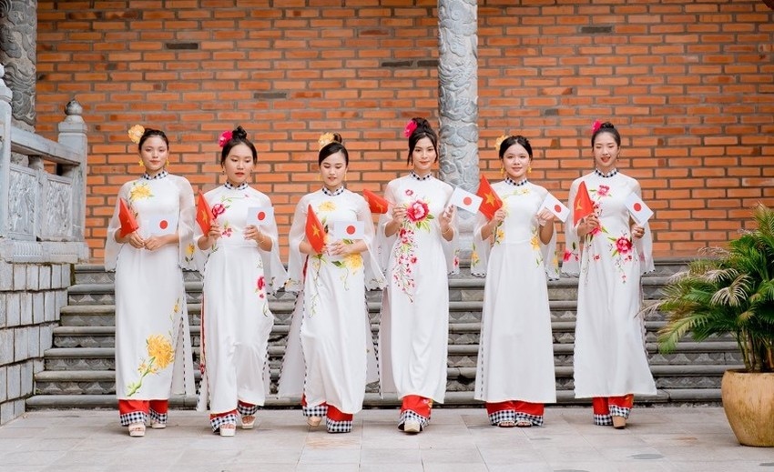 ao dai collection features vietnam-japan culture picture 3
