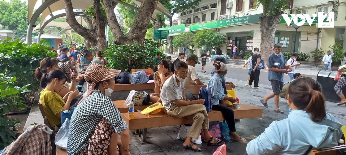 benh nhan va vat cho kham trong thoi tiet nang nong o benh vien hinh anh 2