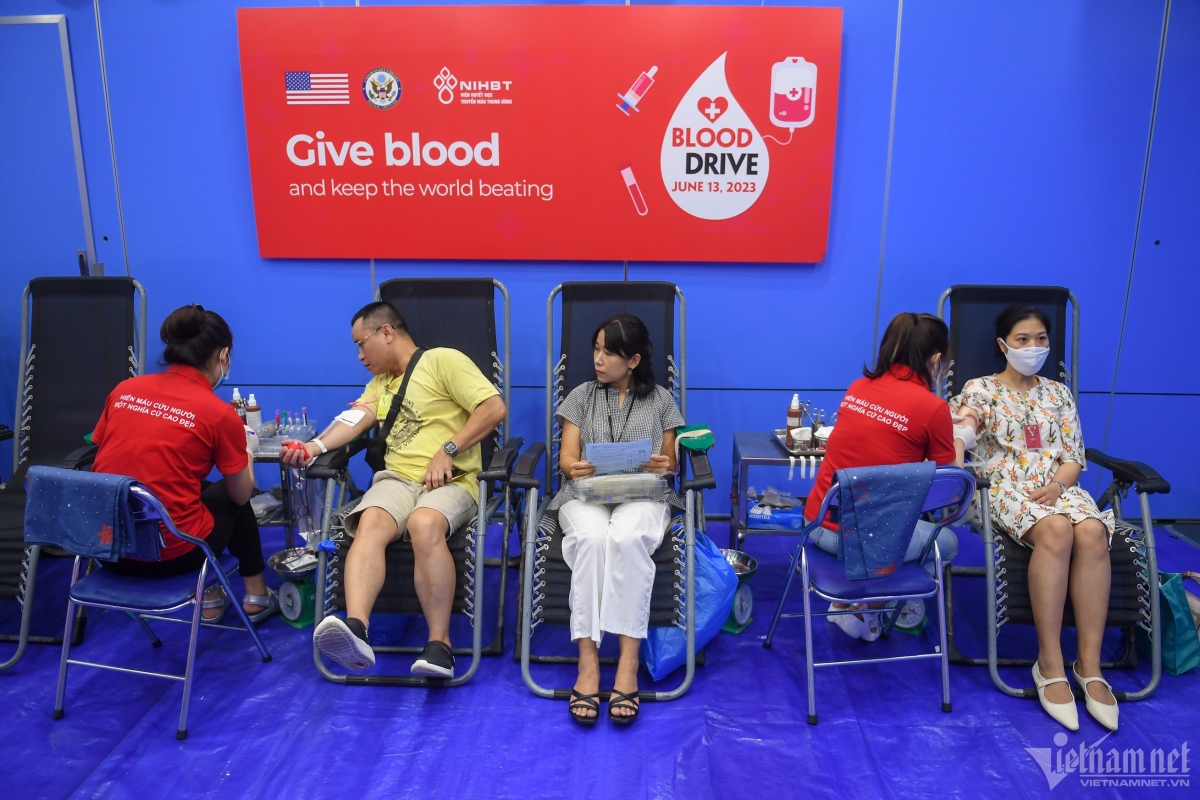 us embassy hosts ninth give blood and keep the world beating blood drive in hanoi picture 1