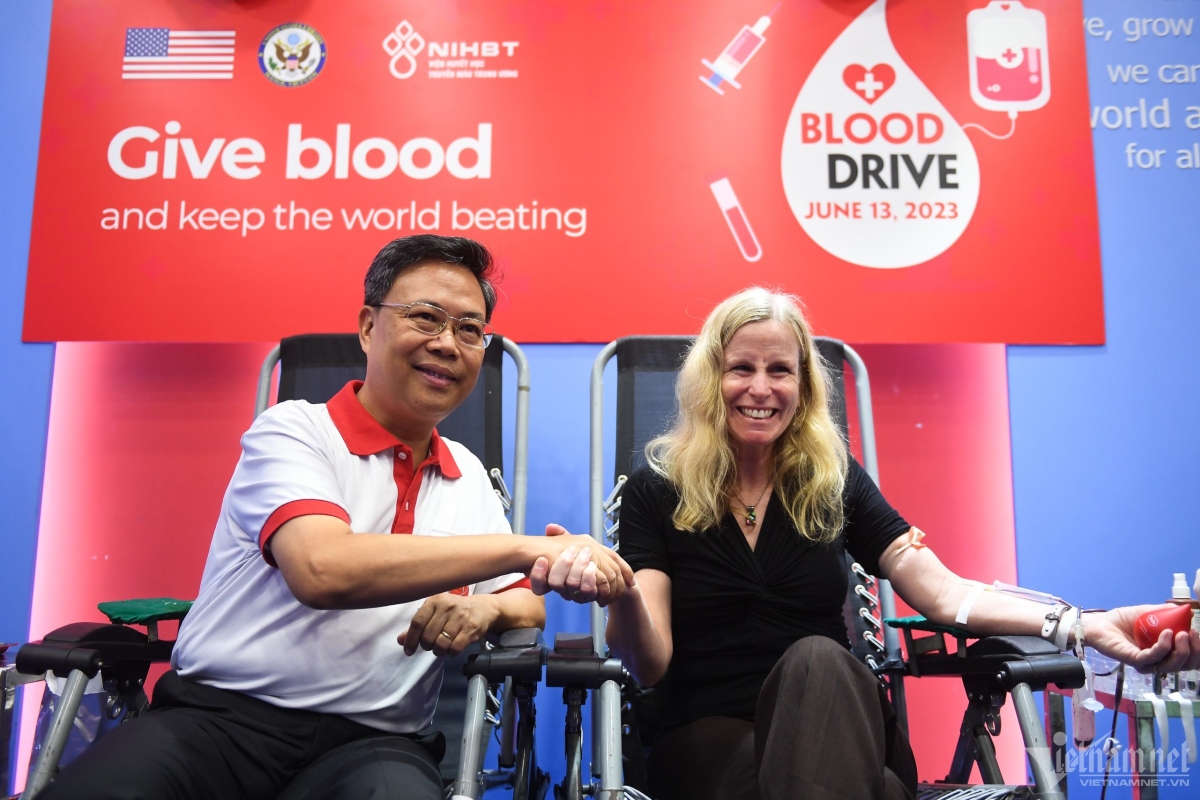us embassy hosts ninth give blood and keep the world beating blood drive in hanoi picture 4