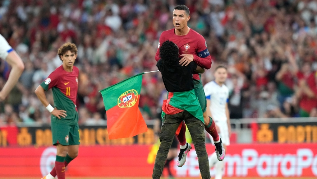 Hy hữu: CĐV xuống sân, nhấc bổng Ronaldo ở vòng loại EURO 2024