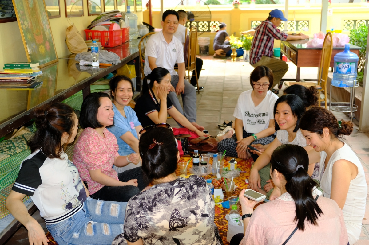 Chùa, nhà dân mở cửa cho phụ huynh tránh nắng đợi con thi vào 10