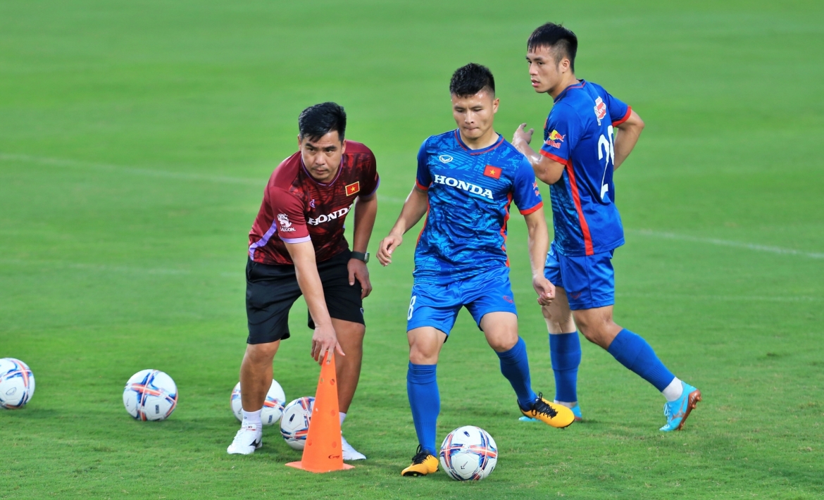quang hai va cau thu viet kieu an khanh no luc ghi diem voi hlv troussier hinh anh 8