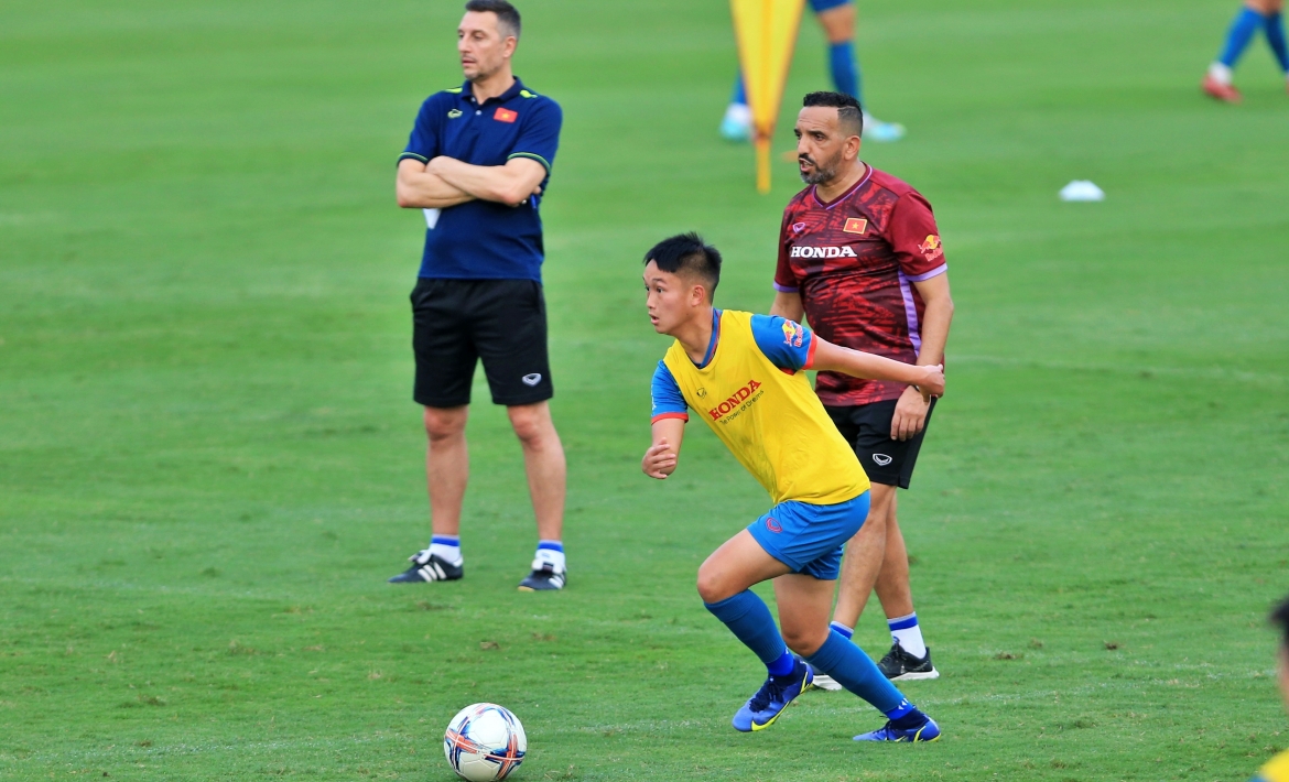 quang hai va cau thu viet kieu an khanh no luc ghi diem voi hlv troussier hinh anh 2