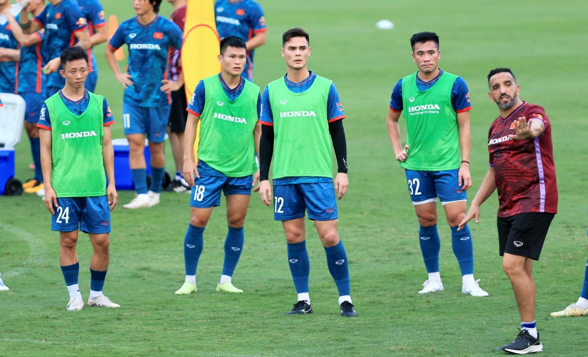 quang hai va cau thu viet kieu an khanh no luc ghi diem voi hlv troussier hinh anh 5