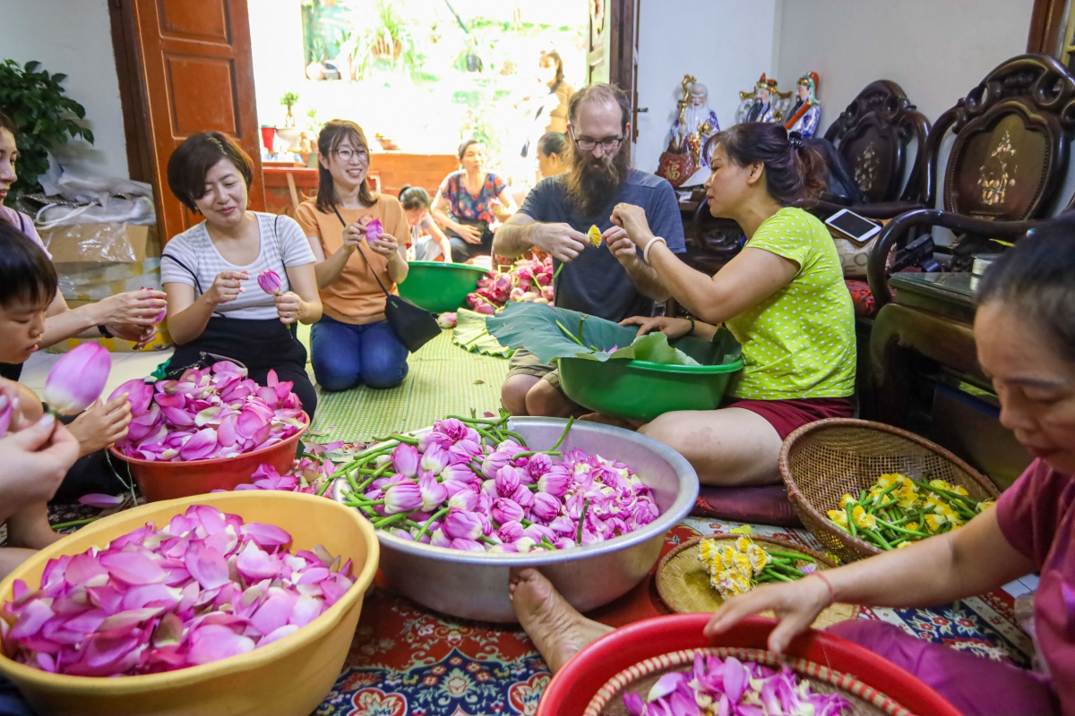 Experiencing West Lake lotus tea making in Hanoi