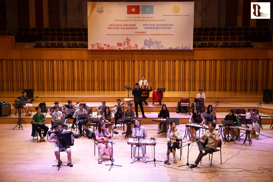 Kazakh violinist puts on impressive performances during Vietnam tour