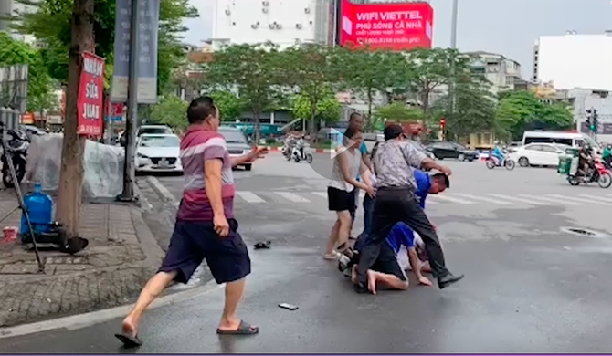 phong vien Dai pt-th ha noi bi 2 doi tuong hanh hung khi dang tac nghiep hinh anh 1