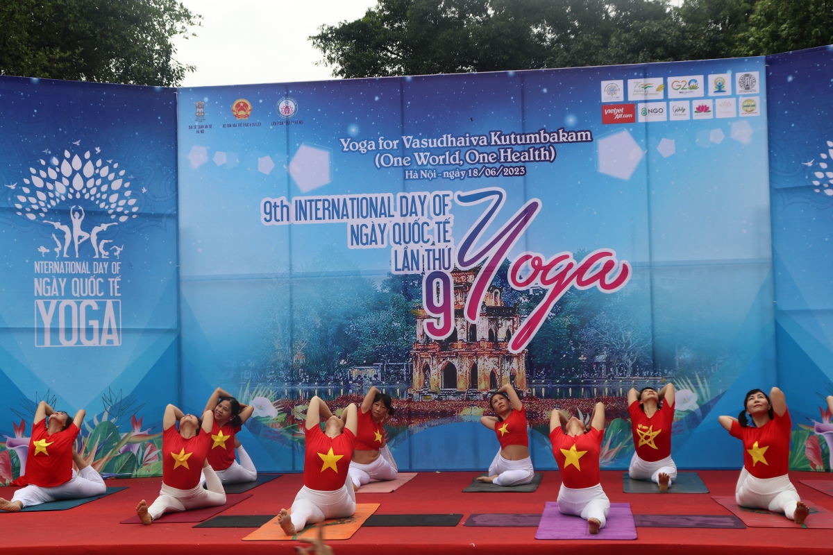 hon 1.000 nguoi tham gia ngay quoc te yoga lan thu 9 tai ha noi hinh anh 11