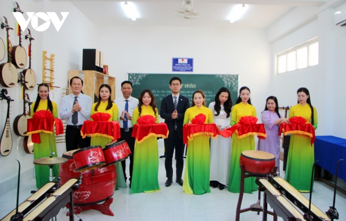 japan donates musical equipment to can tho city picture 1