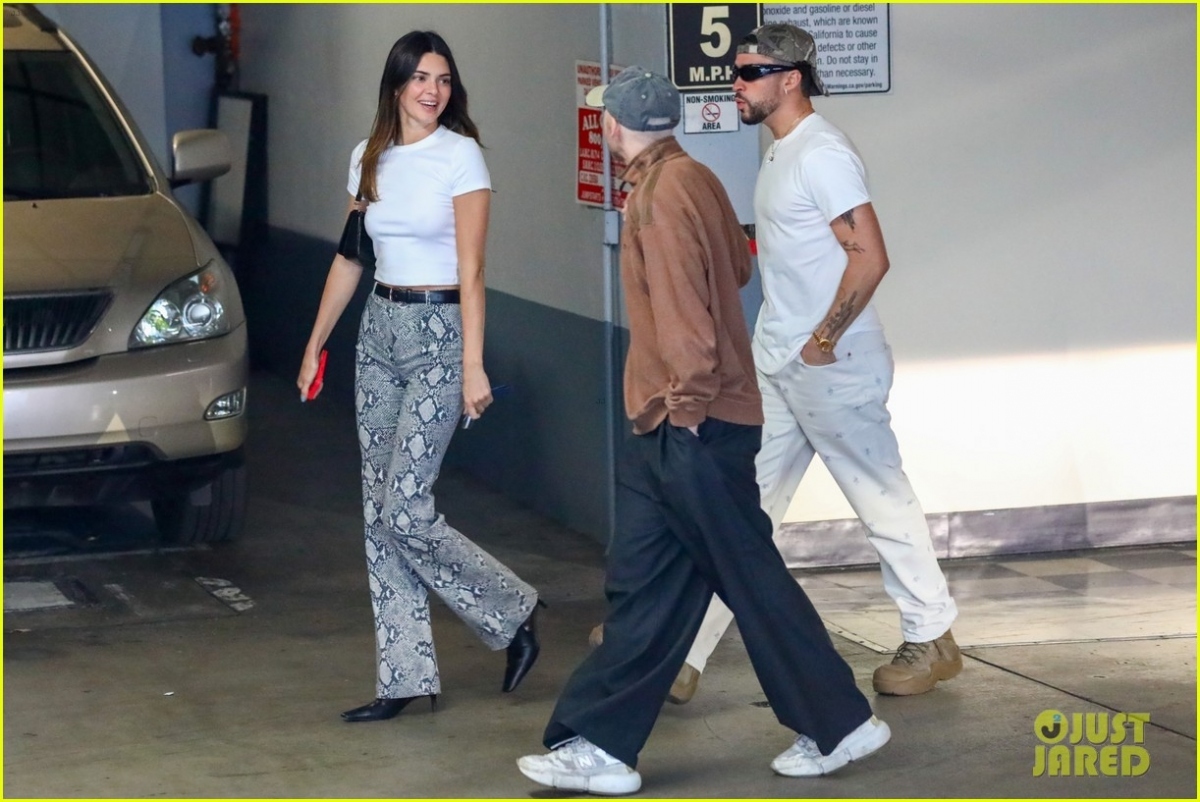 kendall jenner dien dam ho lung goi cam di an toi cung gigi hadid hinh anh 9