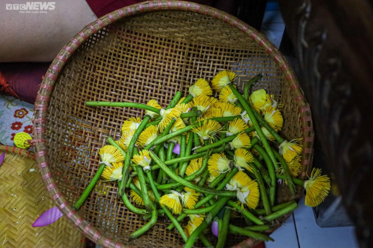 experiencing west lake lotus tea making in hanoi picture 12