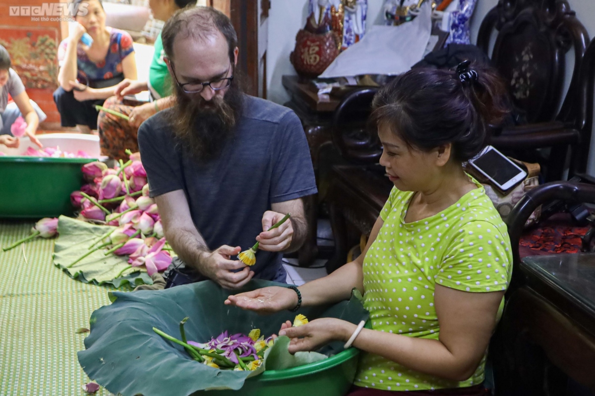 experiencing west lake lotus tea making in hanoi picture 14