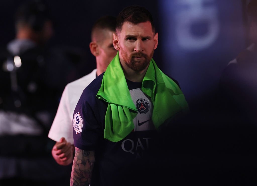 messi duom buon trong lan cuoi khoac ao psg hinh anh 11