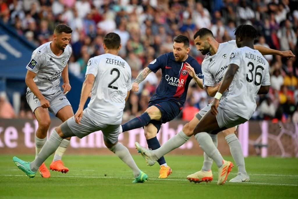 messi duom buon trong lan cuoi khoac ao psg hinh anh 3