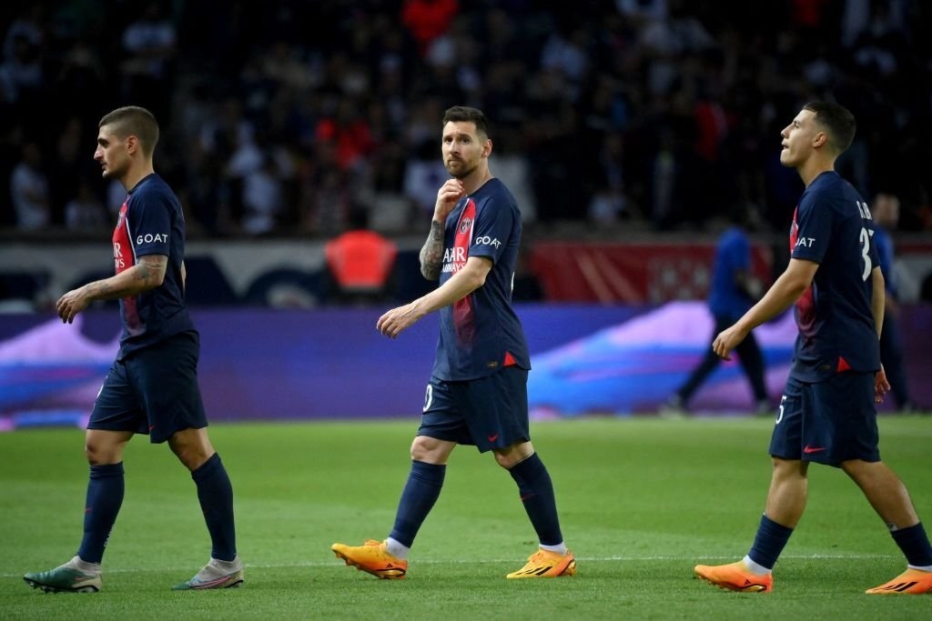 messi duom buon trong lan cuoi khoac ao psg hinh anh 7