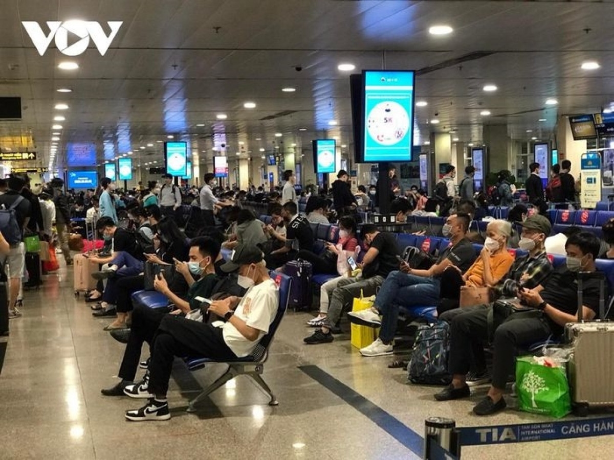 passengers passing through noi bai international airport surge picture 1