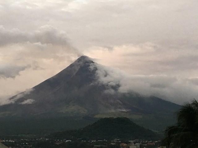 philippines nang canh bao nui lua mayon len muc kho kiem soat hinh anh 1