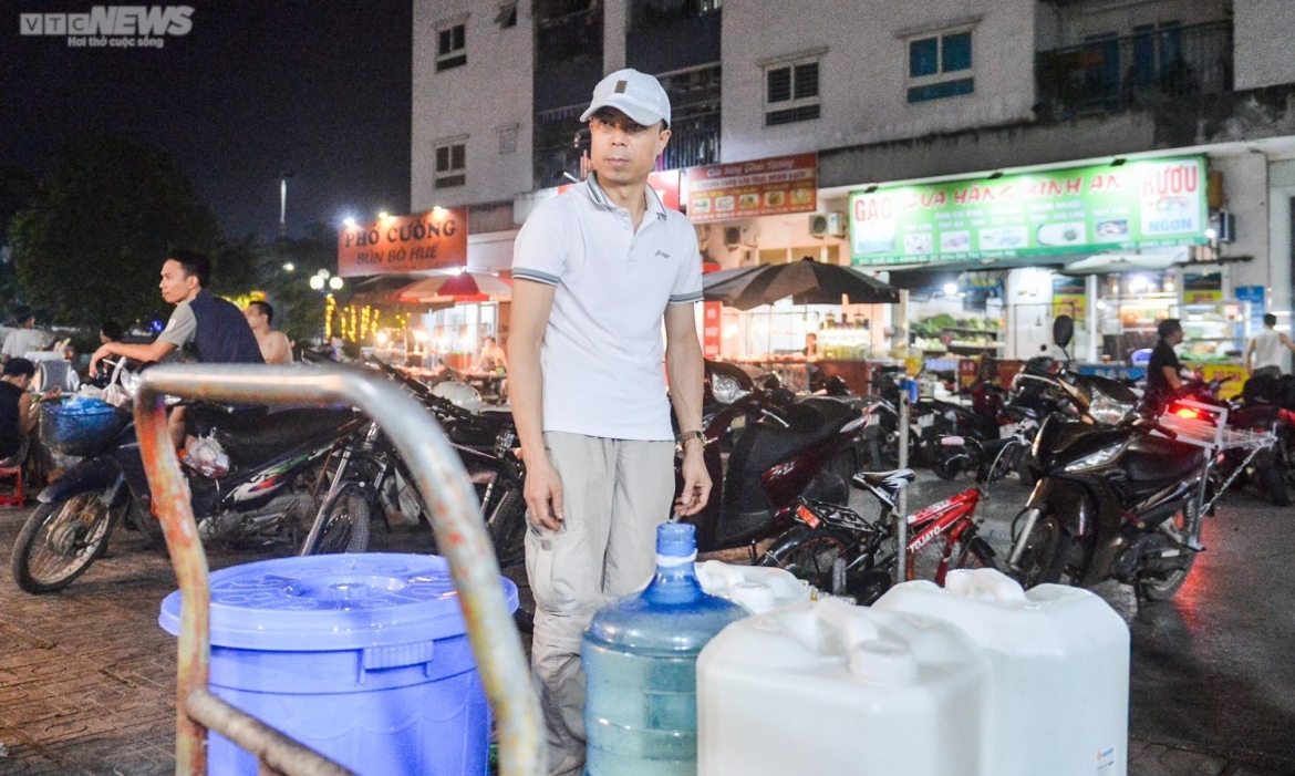 chung cu o ha noi mat nuoc, dan linh kinh xo chau di mua nuoc trong dem hinh anh 6