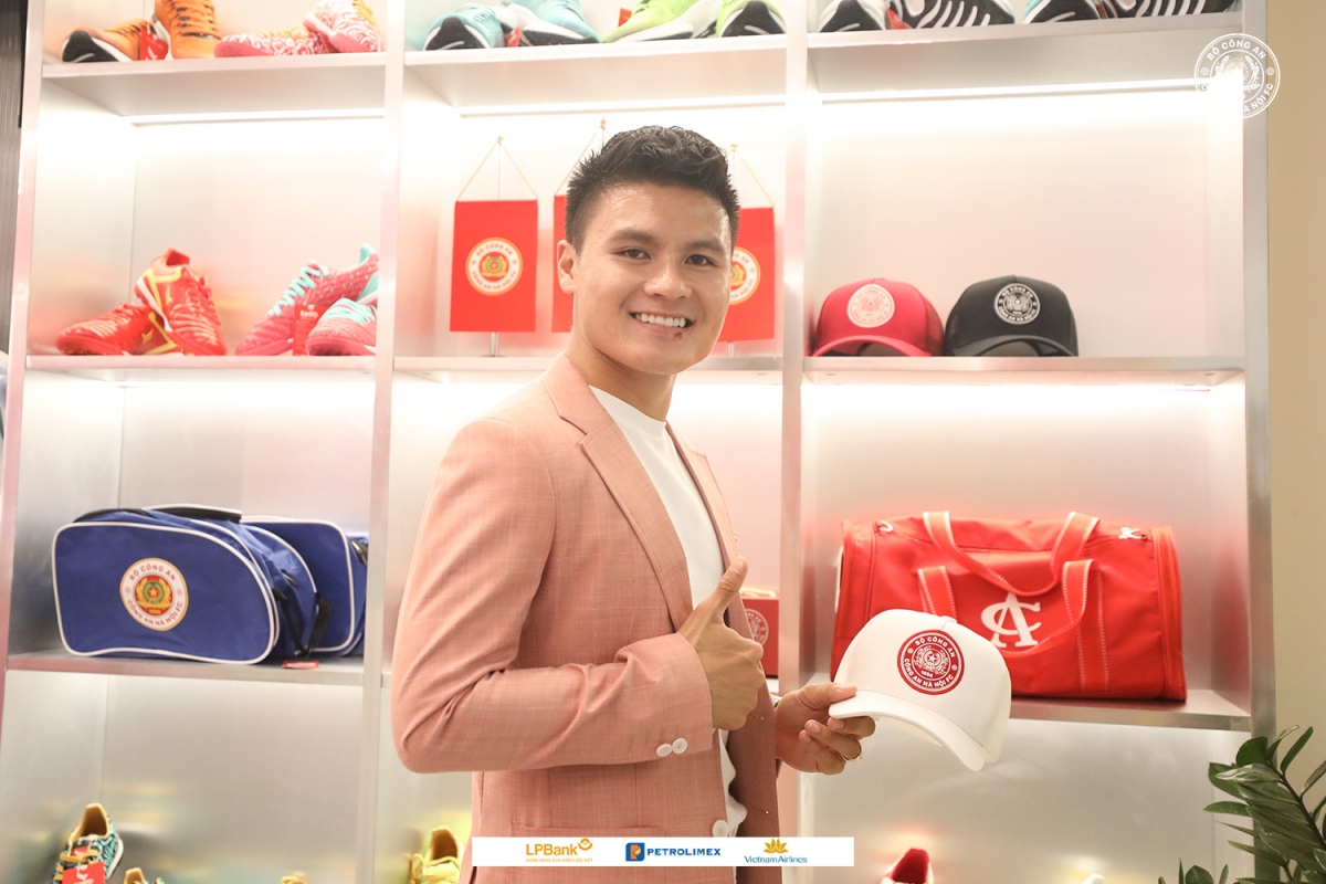 cong an ha noi len ngoi dau bang v-league 2023 trong ngay quang hai ra mat cDv hinh anh 2