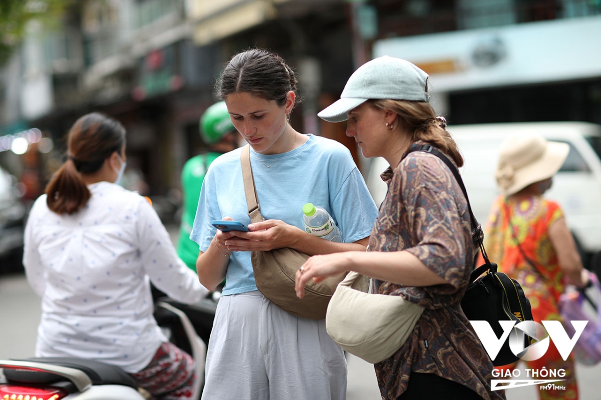 du khach nuoc ngoai lai thoai mai tham thu pho co ha noi hinh anh 12