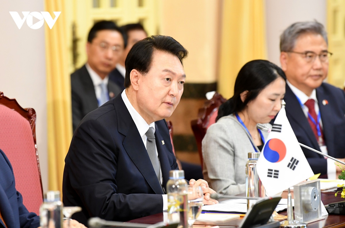 rok president yoon suk-yeol welcomed in hanoi with 21-gun salute picture 9