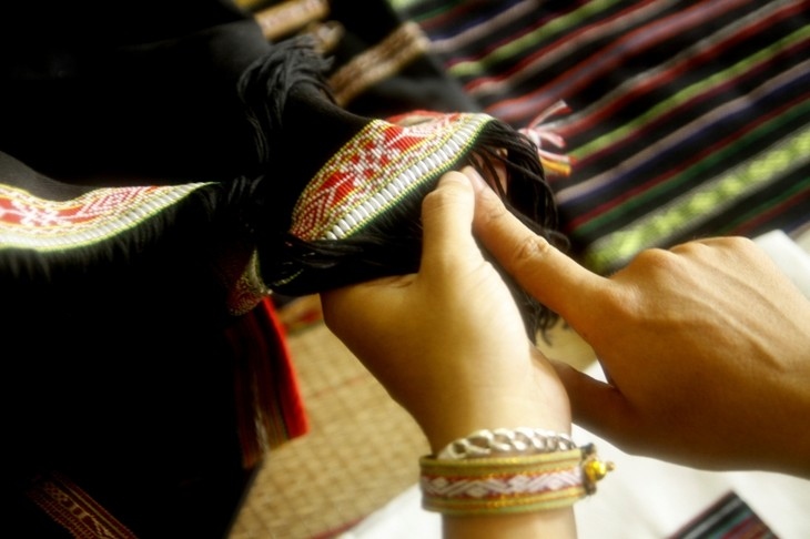 brocade weaving showcases ede women s ingenuity picture 2