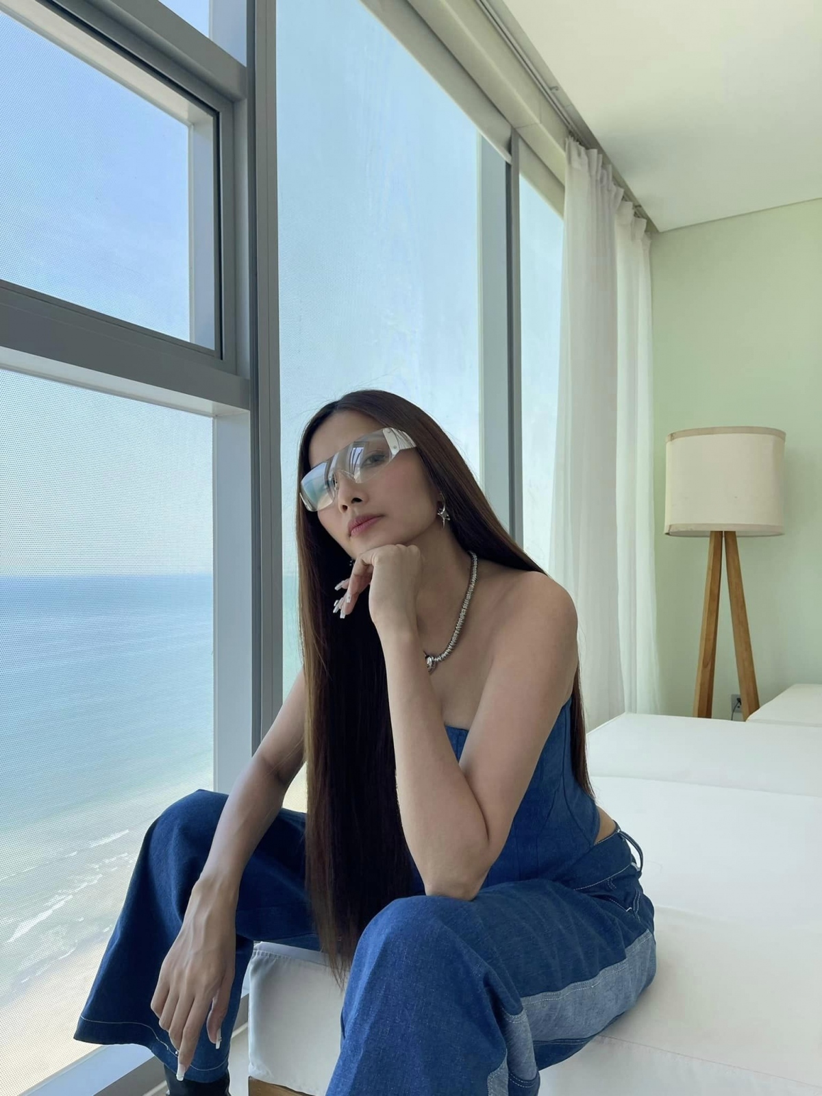 Á hậu hoàng thùy thay đổi táo bạo với phong cách thời trang denim cá tính hình ảnh 1 A hau hoang thuy thay doi tao bao voi phong cach thoi trang denim ca tinh hinh anh 1