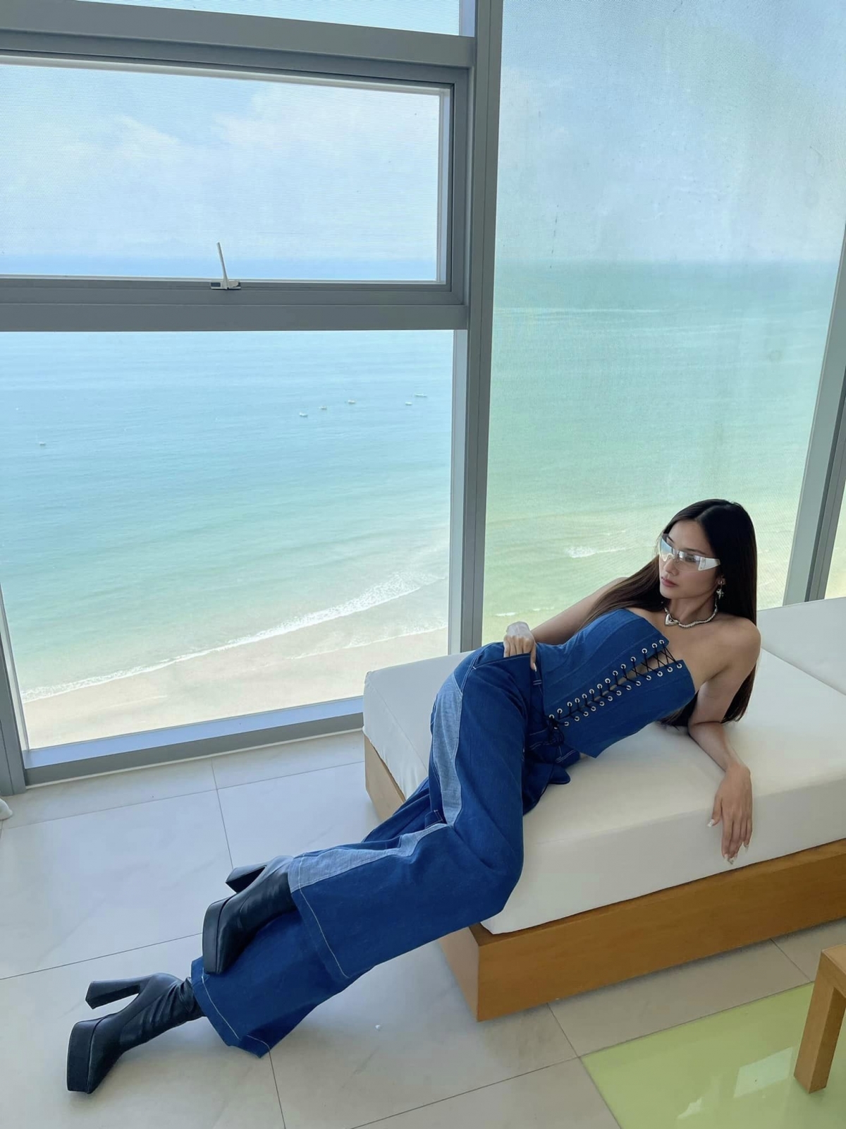 Á hậu hoàng thùy thay đổi táo bạo với phong cách thời trang denim cá tính hình ảnh 2 A hau hoang thuy thay doi tao bao voi phong cach thoi trang denim ca tinh hinh anh 2